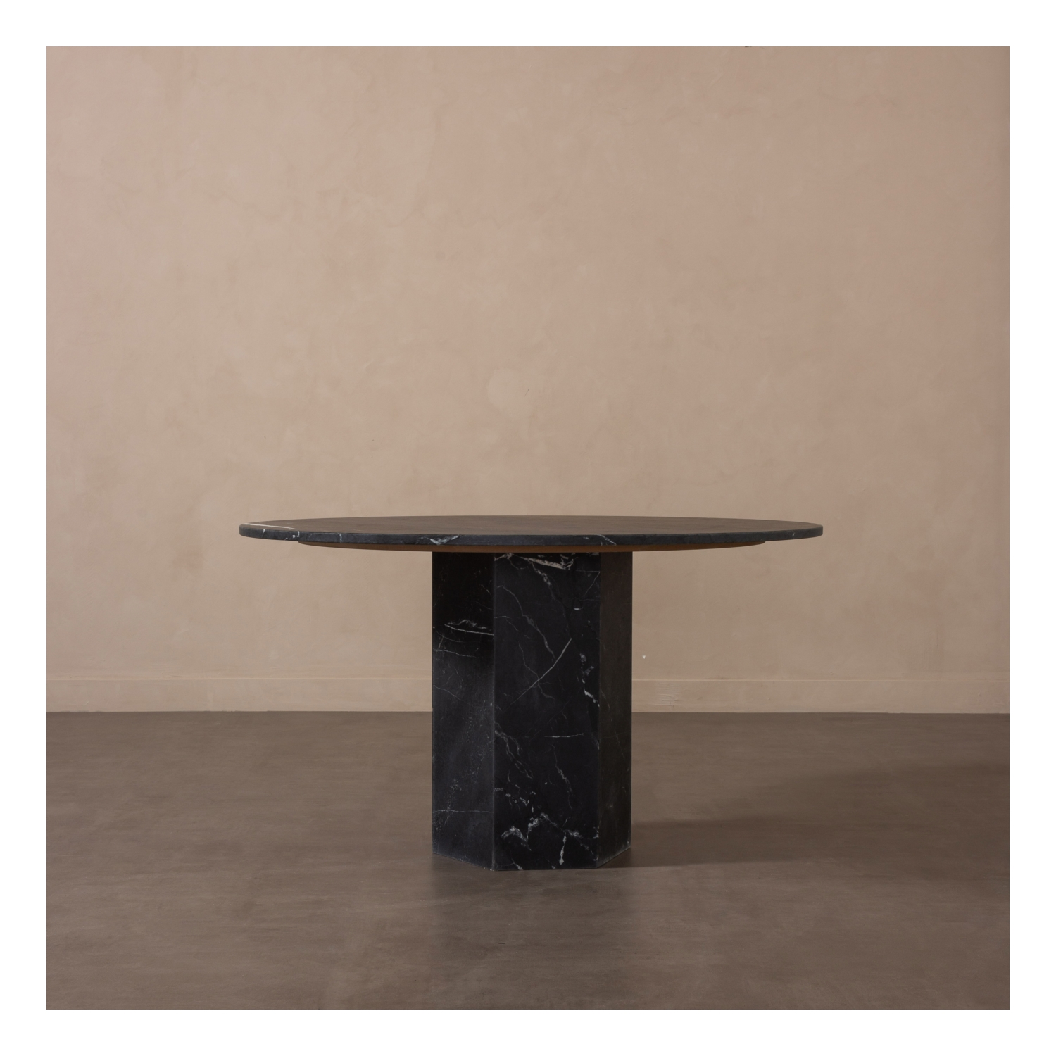 BLACK YUVARLAK MERMER MASA SİYAH