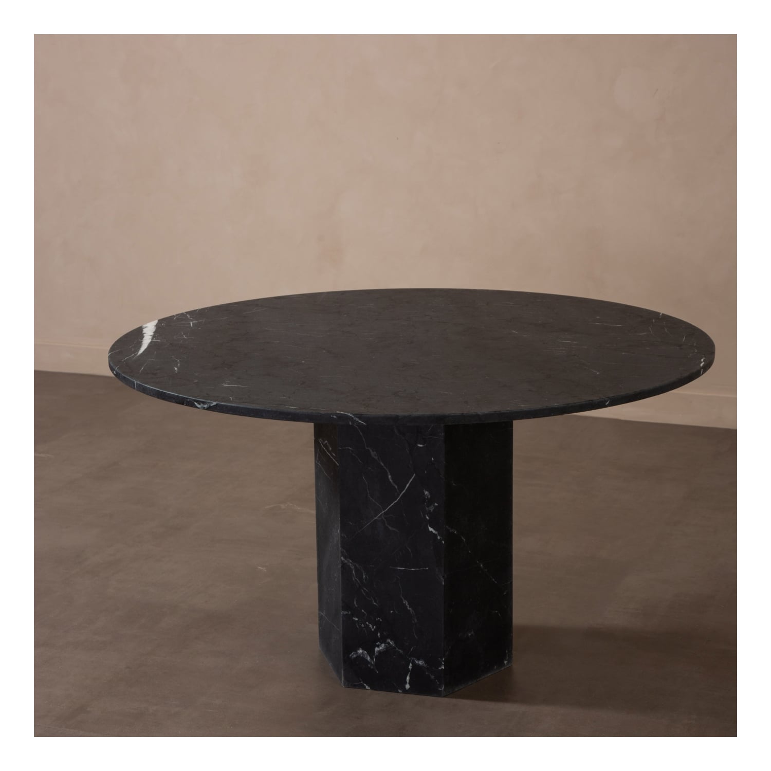 BLACK YUVARLAK MERMER MASA SİYAH