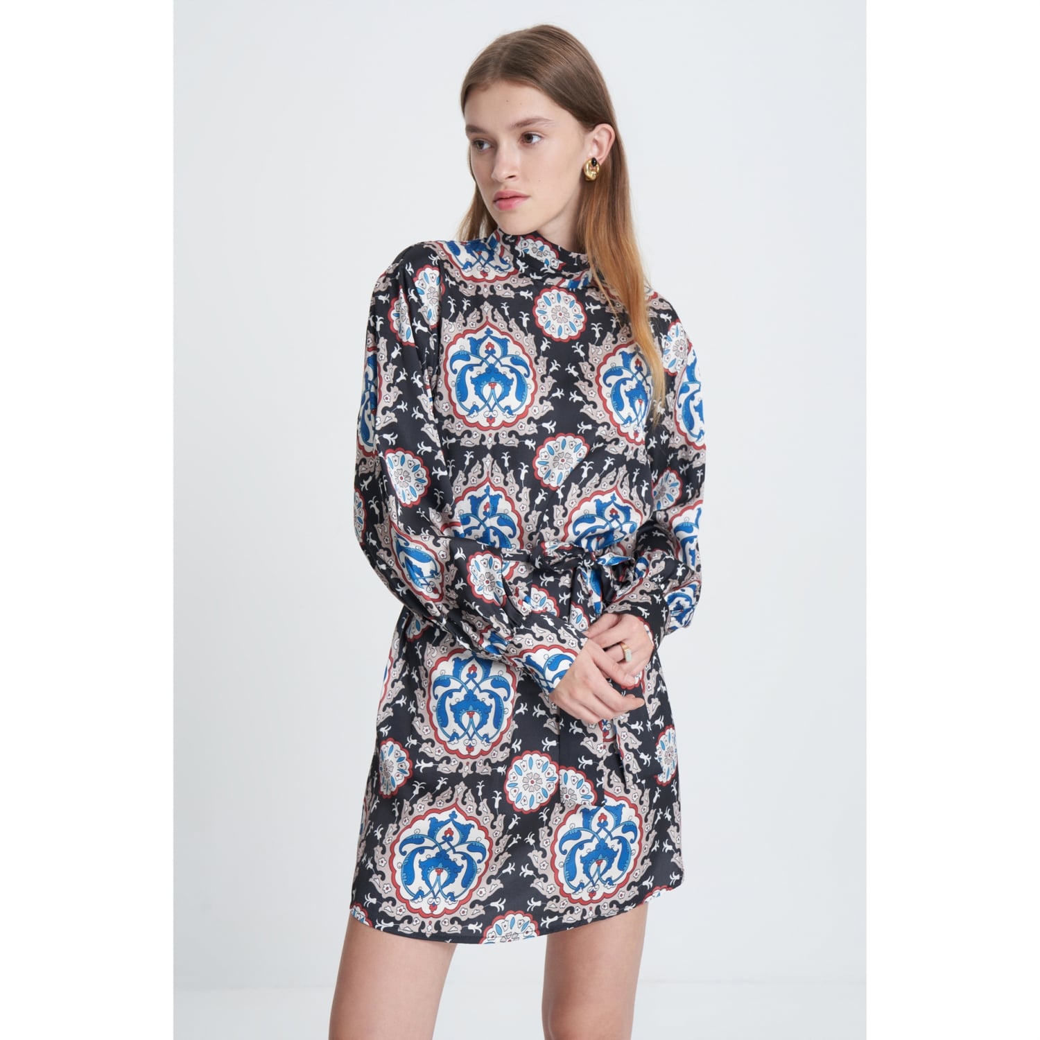 BELİ KUŞAKLI ETNİK DESENLİ MİNİ ELBİSE