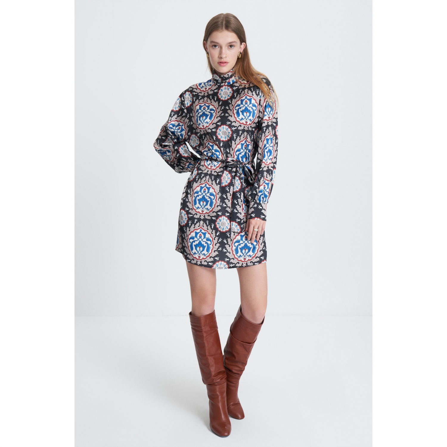 BELİ KUŞAKLI ETNİK DESENLİ MİNİ ELBİSE