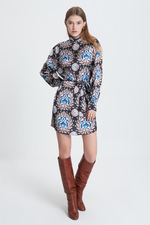  BELİ KUŞAKLI ETNİK DESENLİ MİNİ ELBİSE