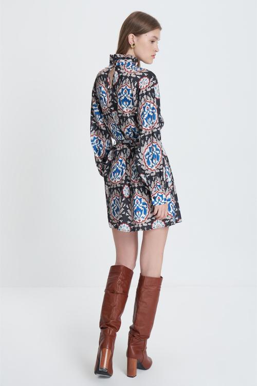  BELİ KUŞAKLI ETNİK DESENLİ MİNİ ELBİSE