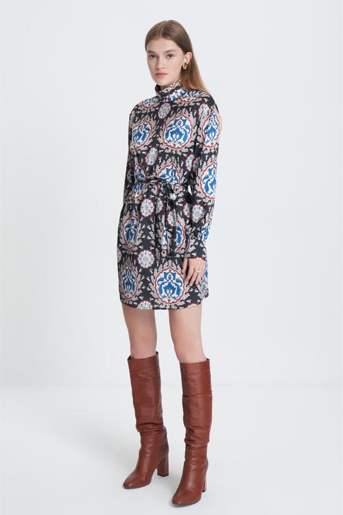  BELİ KUŞAKLI ETNİK DESENLİ MİNİ ELBİSE