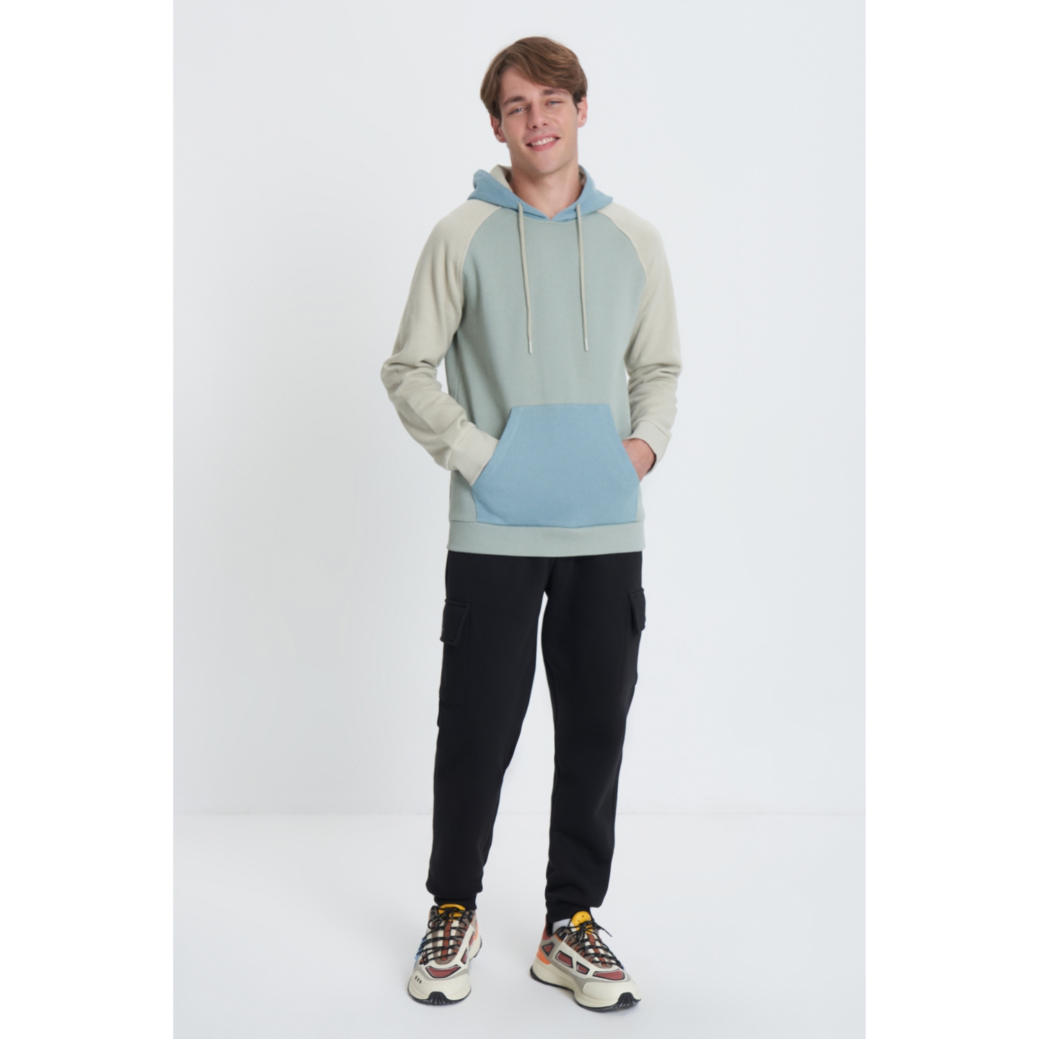 KAPÜŞONLU KANGURU CEPLİ SWEATSHIRT