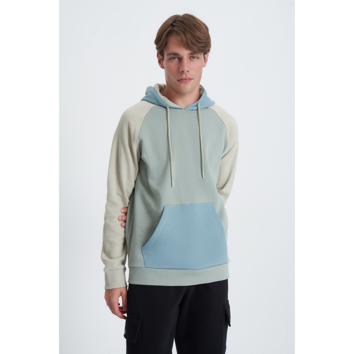 KAPÜŞONLU KANGURU CEPLİ SWEATSHIRT