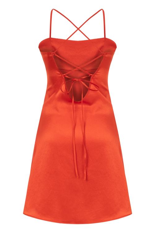  ÇAPRAZ ASKILI SATEN GÖRÜNÜMLÜ MİNİ ELBİSE