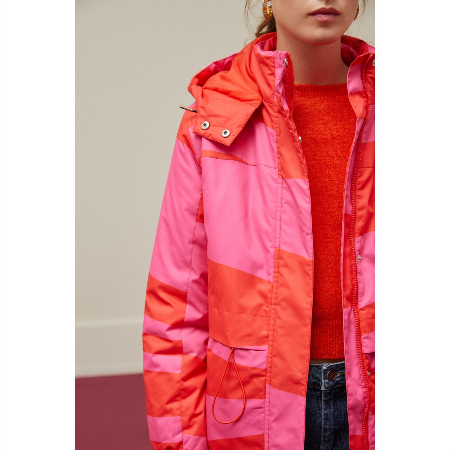 BASKILI KAPÜŞONLU MONT