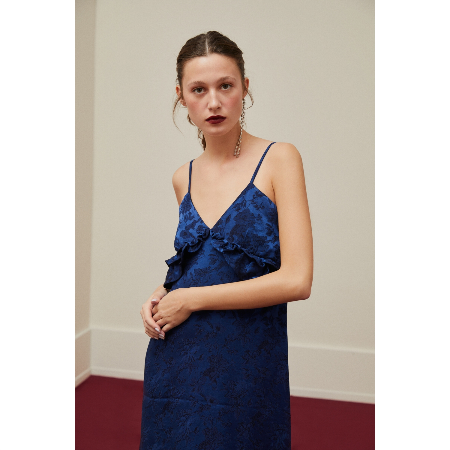 ÇİÇEK DESENLİ ASKILI PEPLUM MİDİ ELBİSE