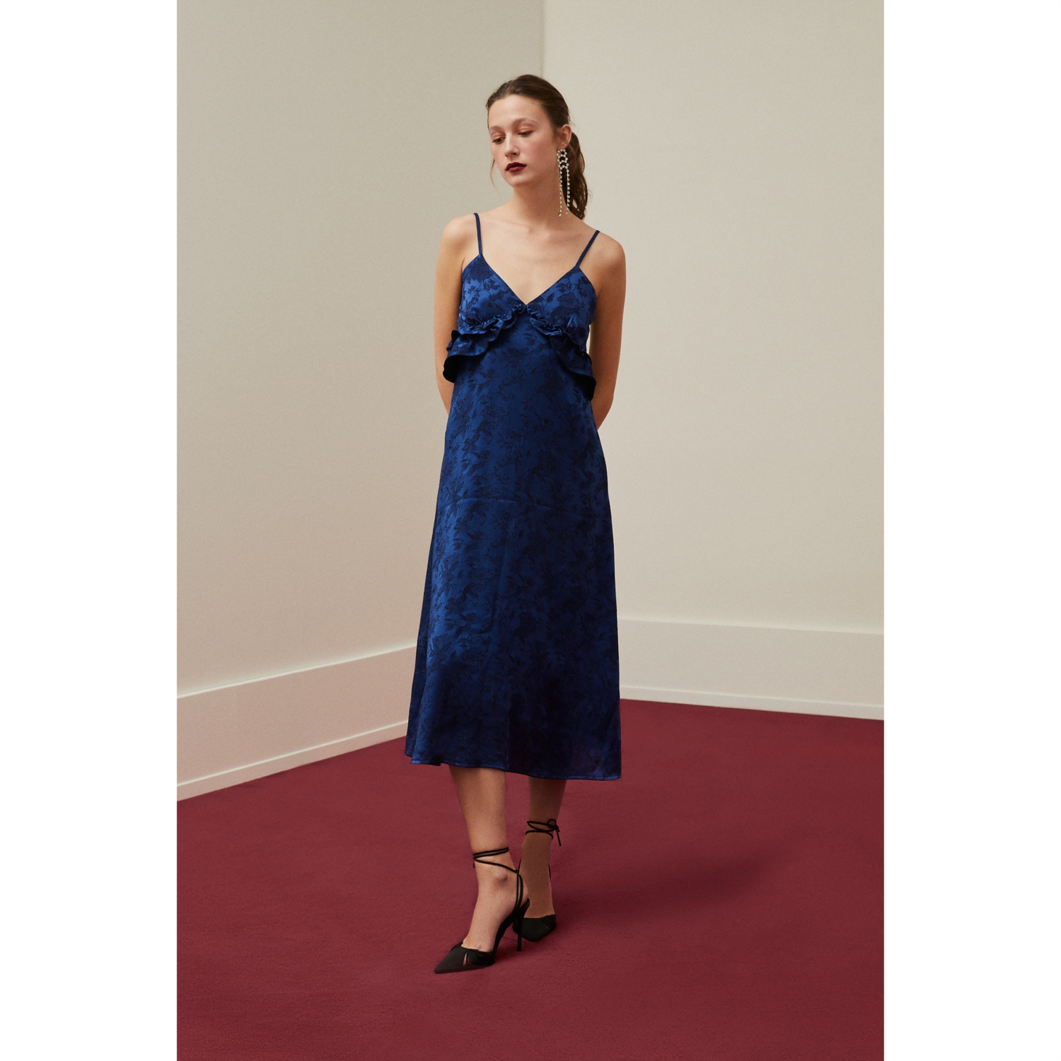 ÇİÇEK DESENLİ ASKILI PEPLUM MİDİ ELBİSE