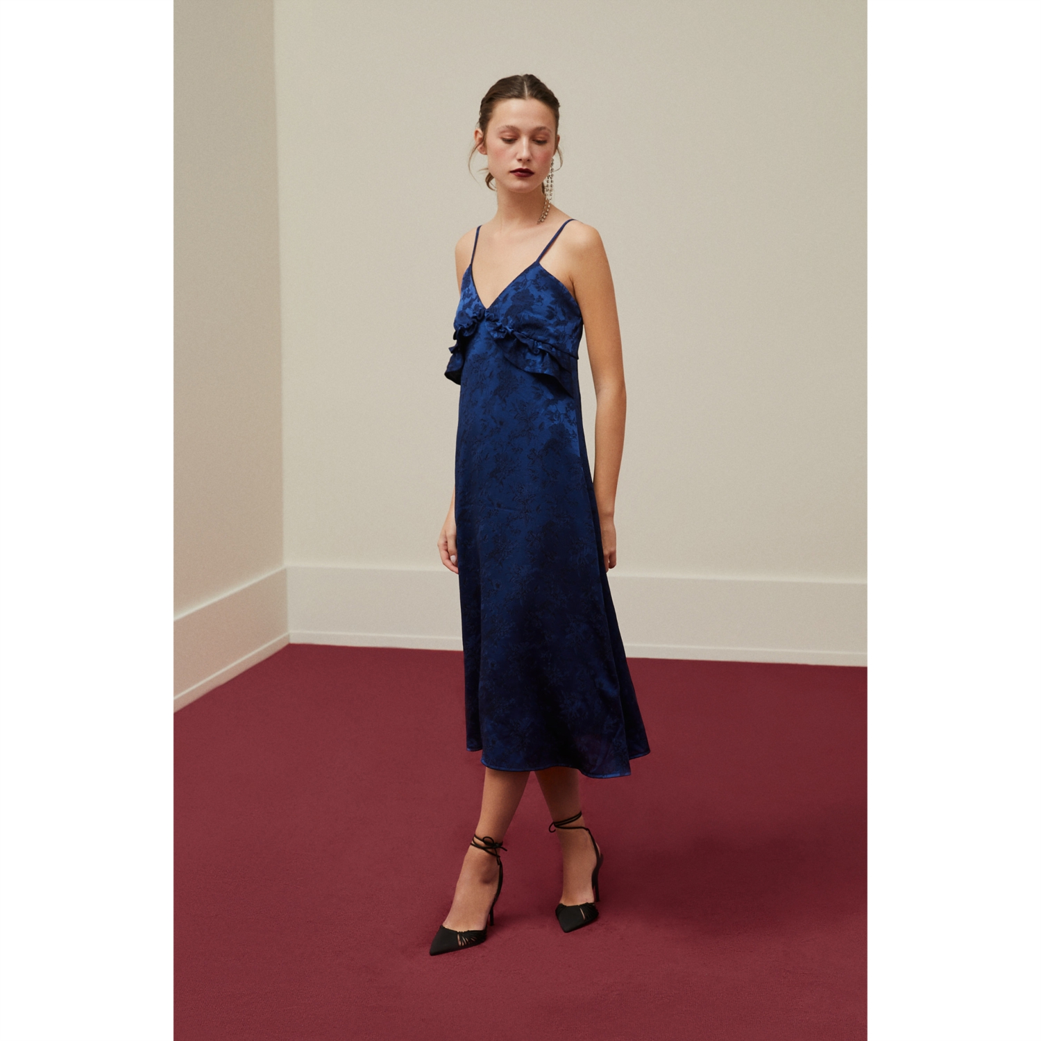 ÇİÇEK DESENLİ ASKILI PEPLUM MİDİ ELBİSE