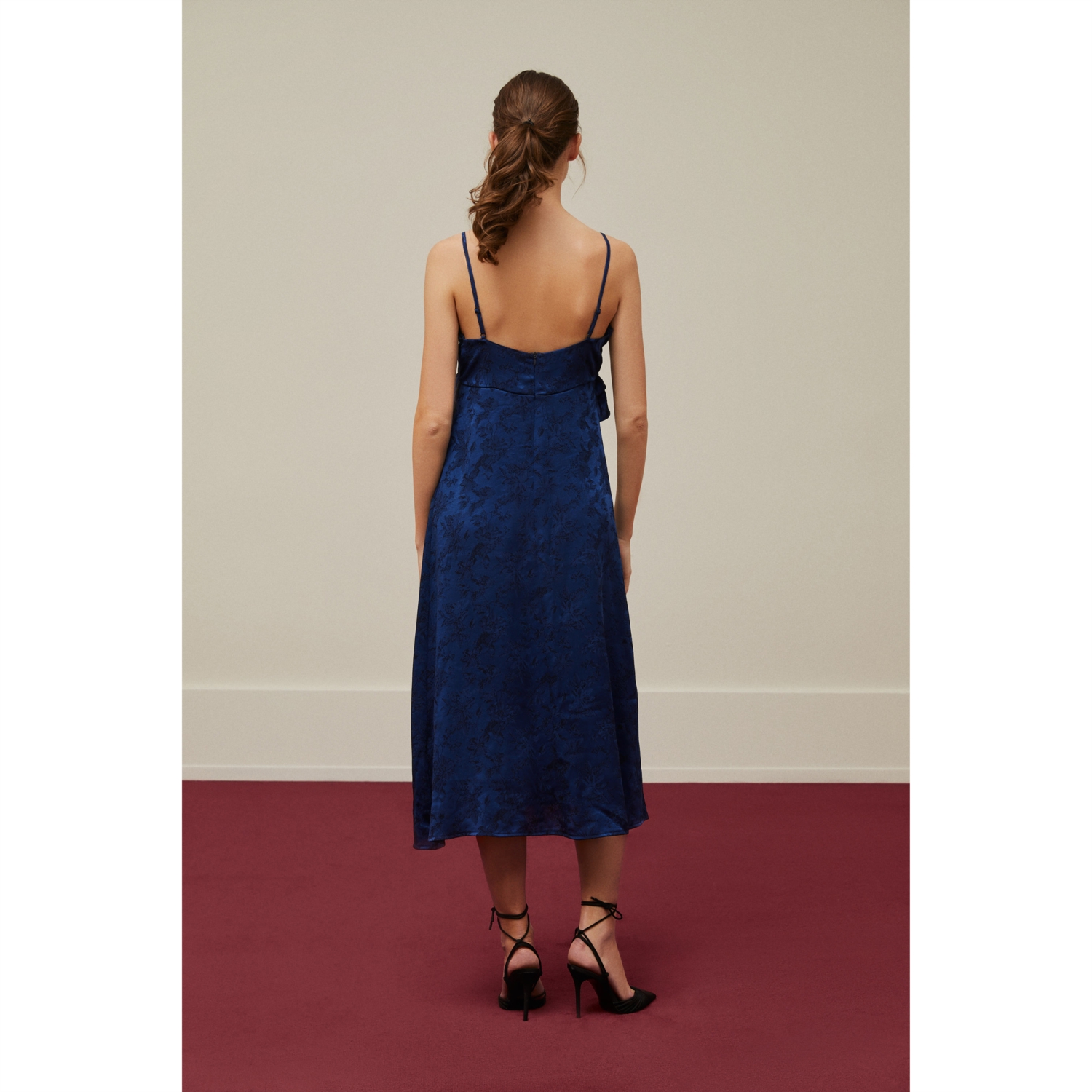 ÇİÇEK DESENLİ ASKILI PEPLUM MİDİ ELBİSE