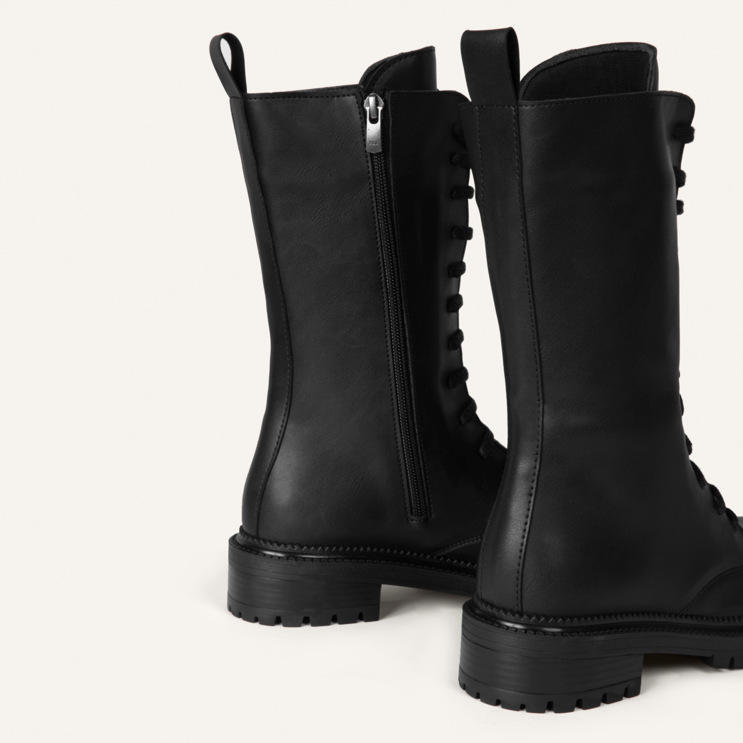 DERİ GÖRÜNÜMLÜ BAĞCIKLI BOT