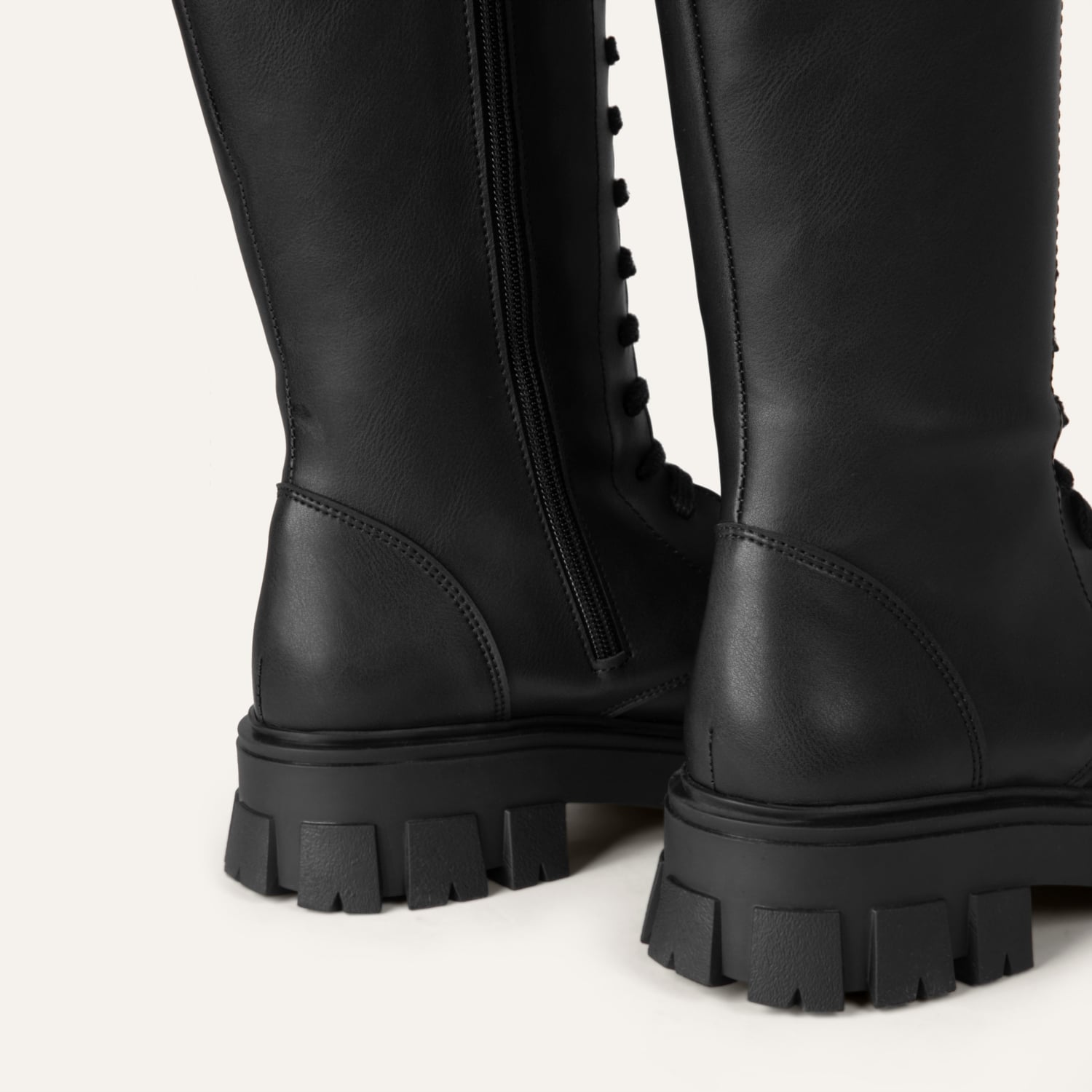 DERİ GÖRÜNÜMLÜ BAĞCIKLI ÇİZME