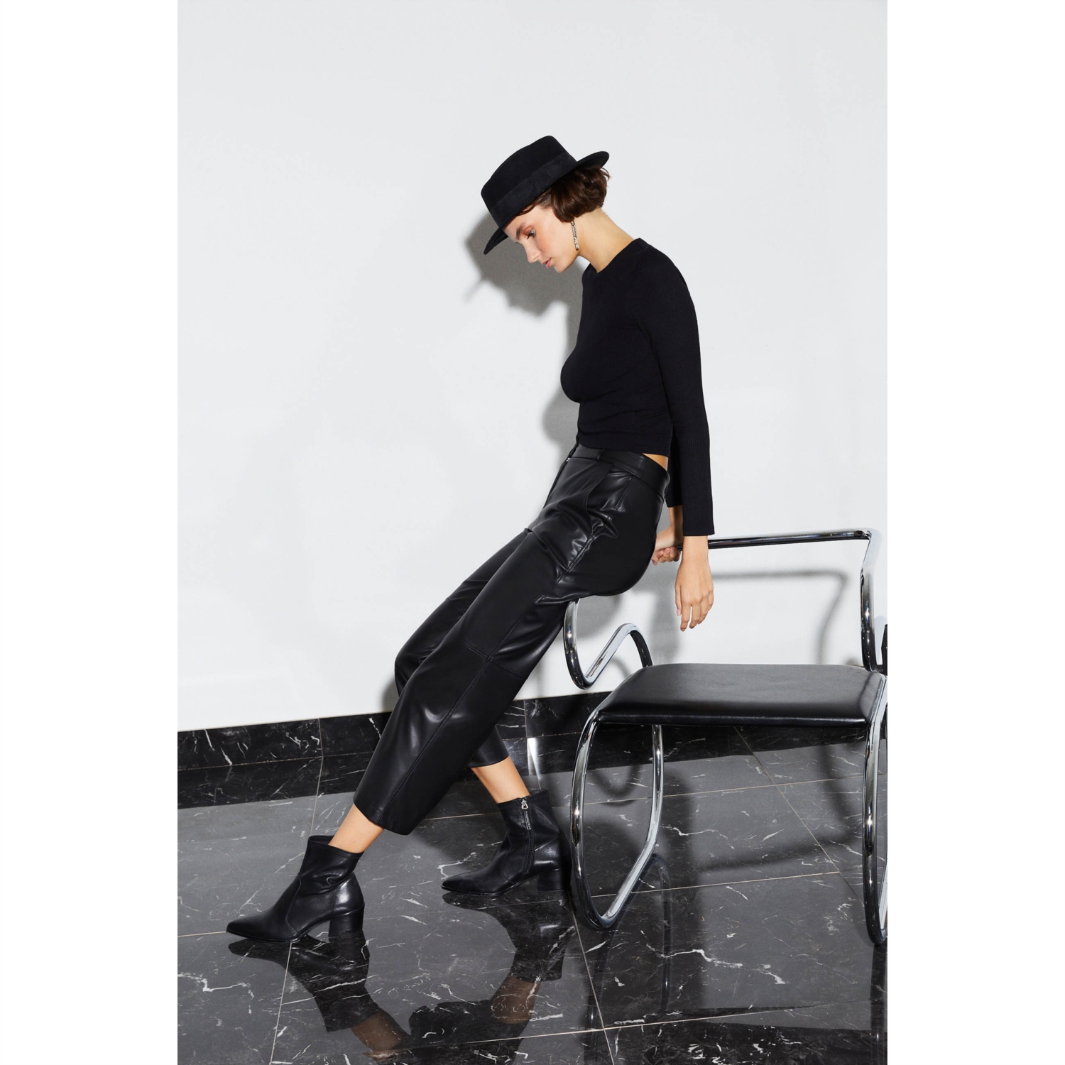 DERİ GÖRÜNÜMLÜ FLARE KESİM PANTOLON