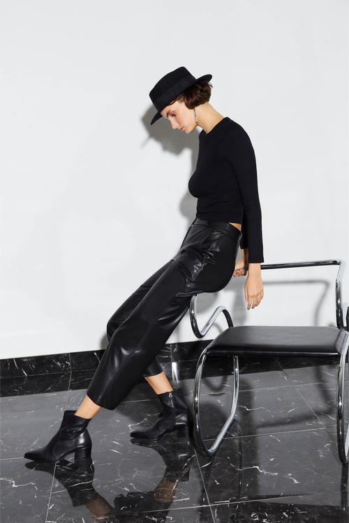  DERİ GÖRÜNÜMLÜ FLARE KESİM PANTOLON