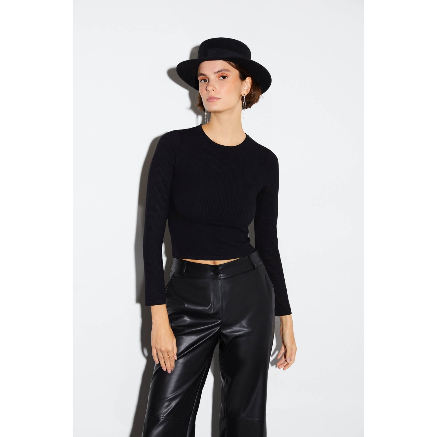 DERİ GÖRÜNÜMLÜ FLARE KESİM PANTOLON