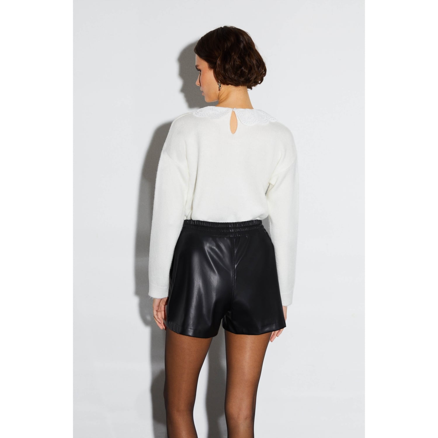 DERİ GÖRÜNÜMLÜ MİNİ ŞORT