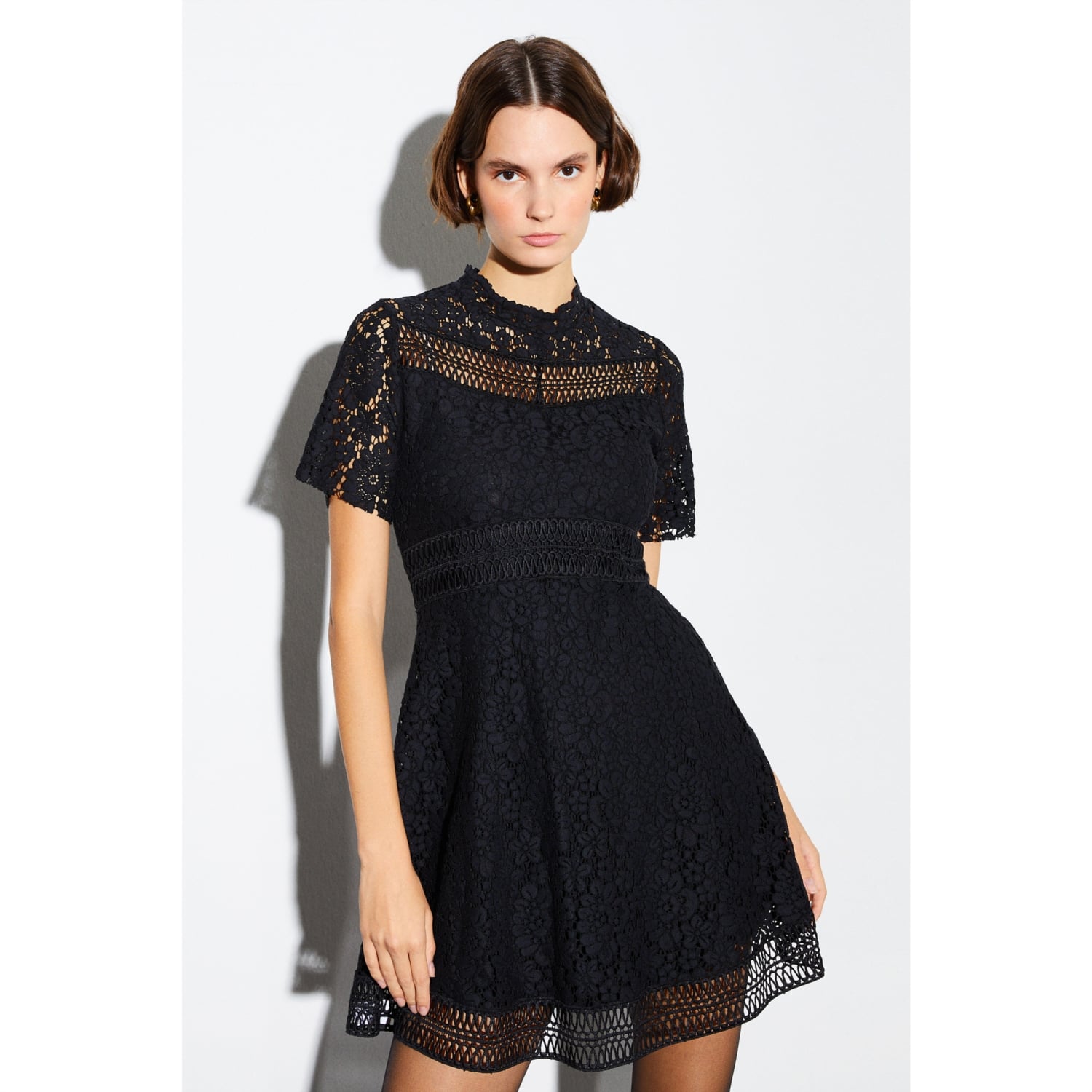 DANTELLİ KISA KOLLU MİNİ ELBİSE