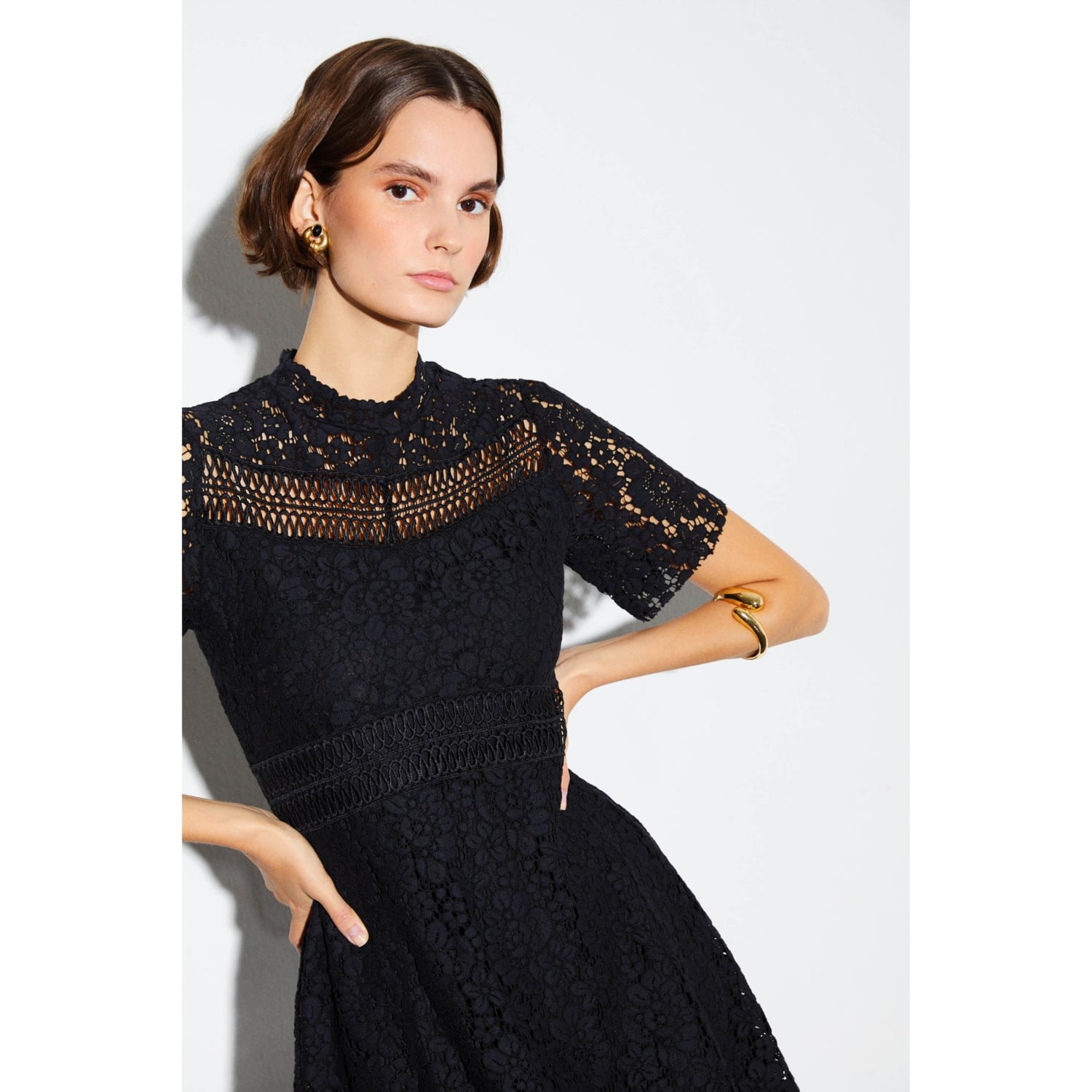 DANTELLİ KISA KOLLU MİNİ ELBİSE