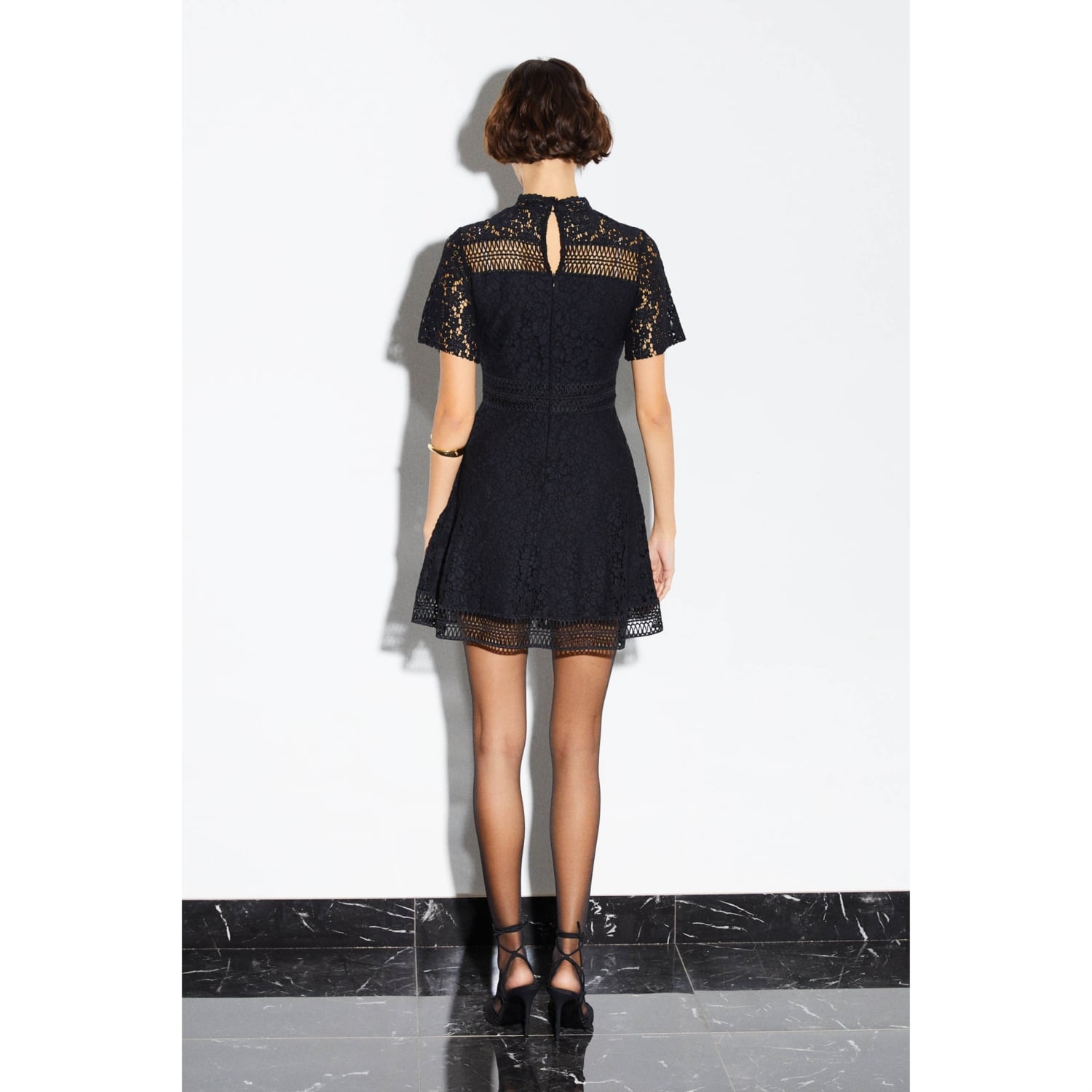 DANTELLİ KISA KOLLU MİNİ ELBİSE