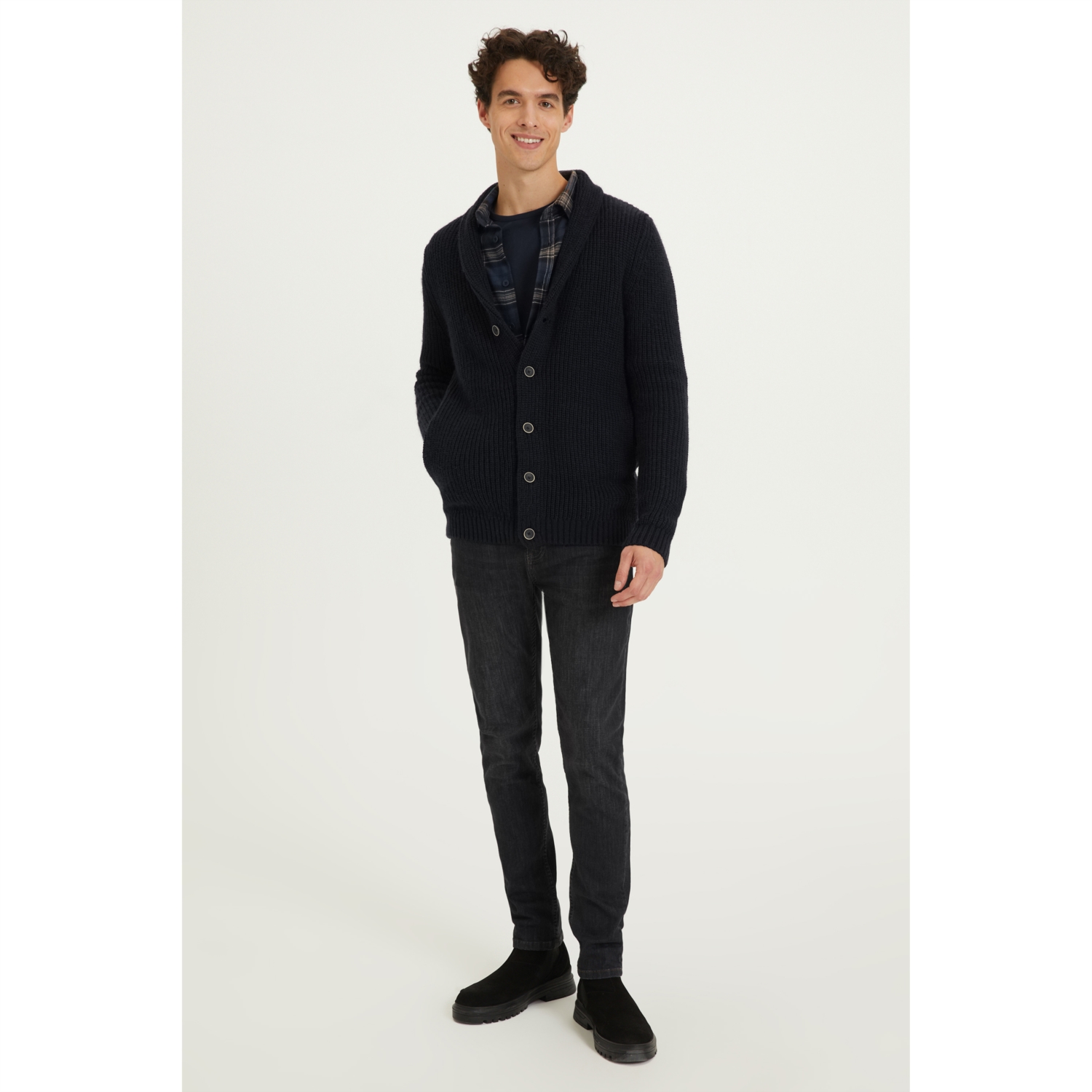 ŞAL YAKA DÜĞMELİ TRİKO HIRKA