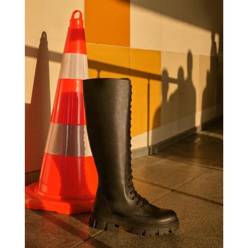  DERİ GÖRÜNÜMLÜ BAĞCIKLI ÇİZME