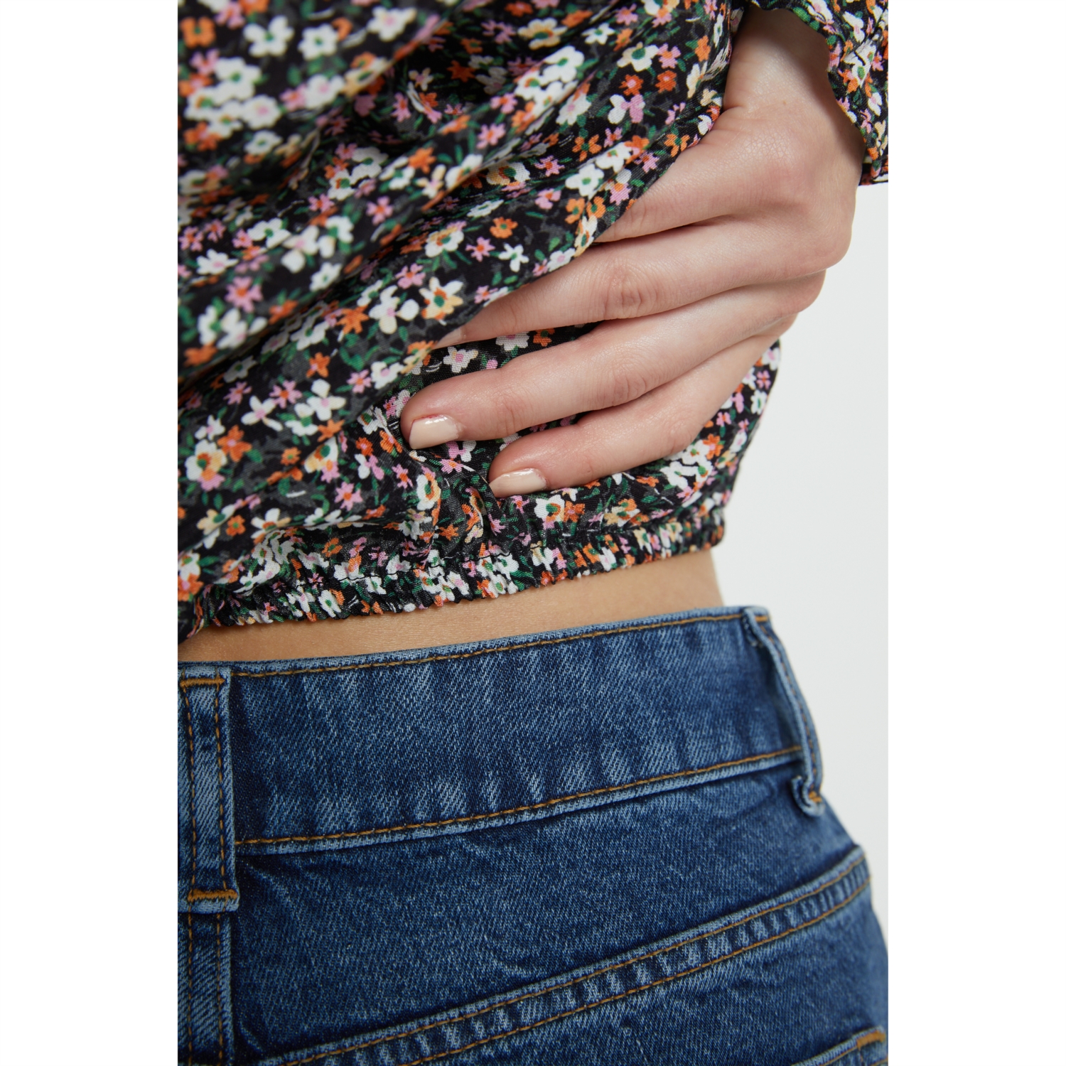 ÇİÇEK DESENLİ DÜĞMELİ BLUZ