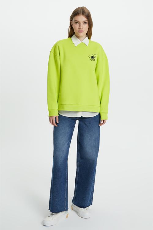  ÇİÇEK NAKIŞLI BİSİKLET YAKA SWEATSHIRT