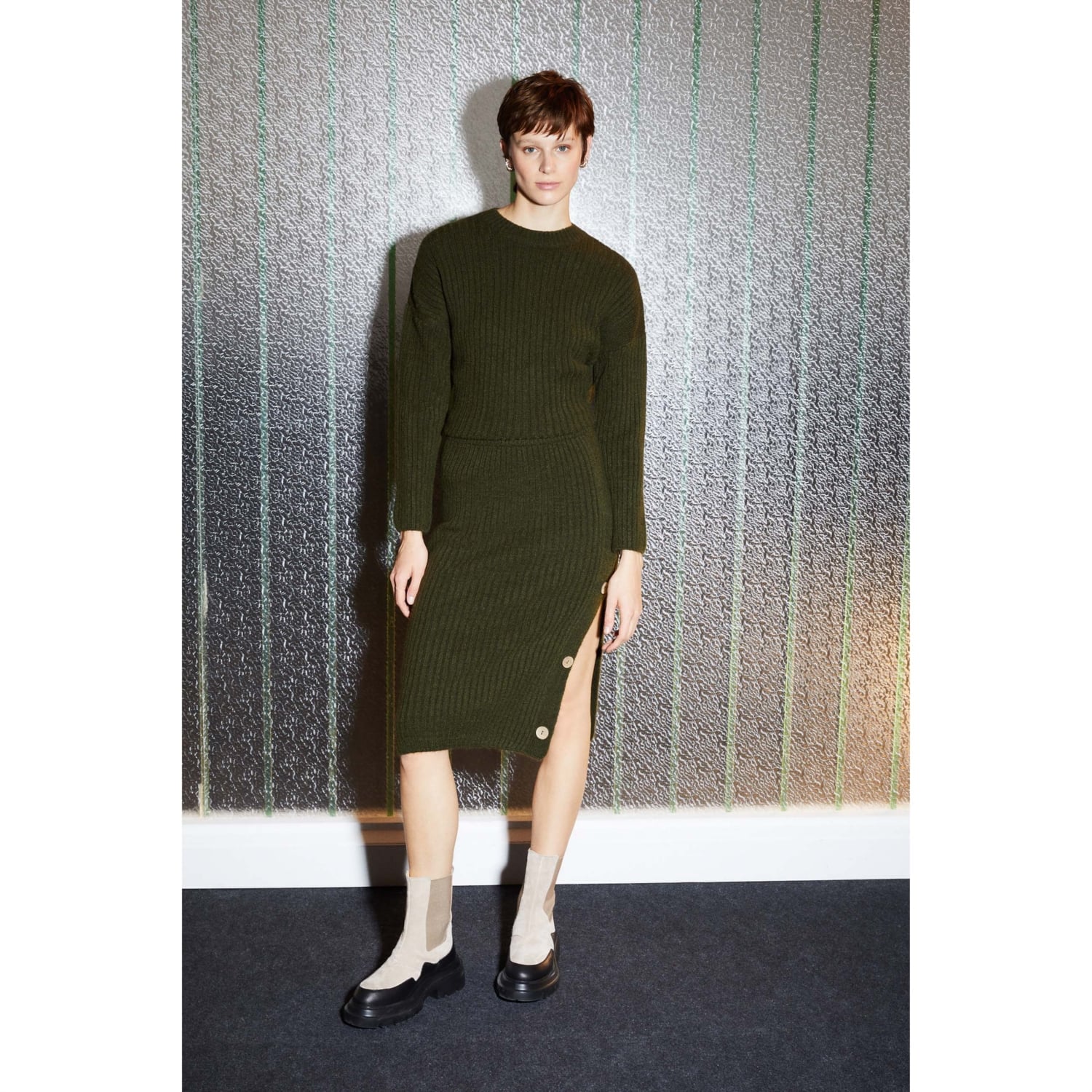 DÜĞME DETAYLI MİDİ TRİKO ETEK