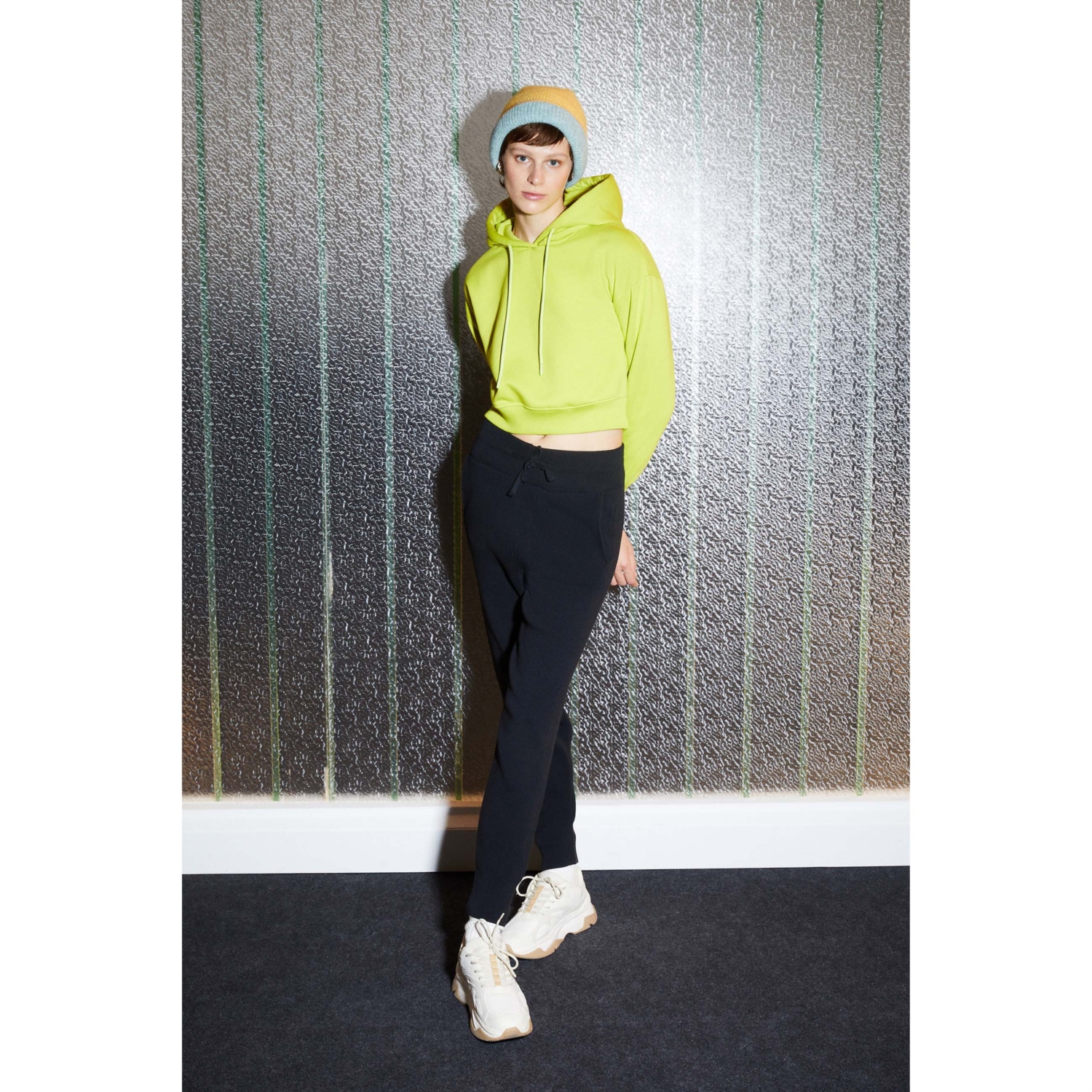 KAPÜŞONLU CROP SWEATSHIRT