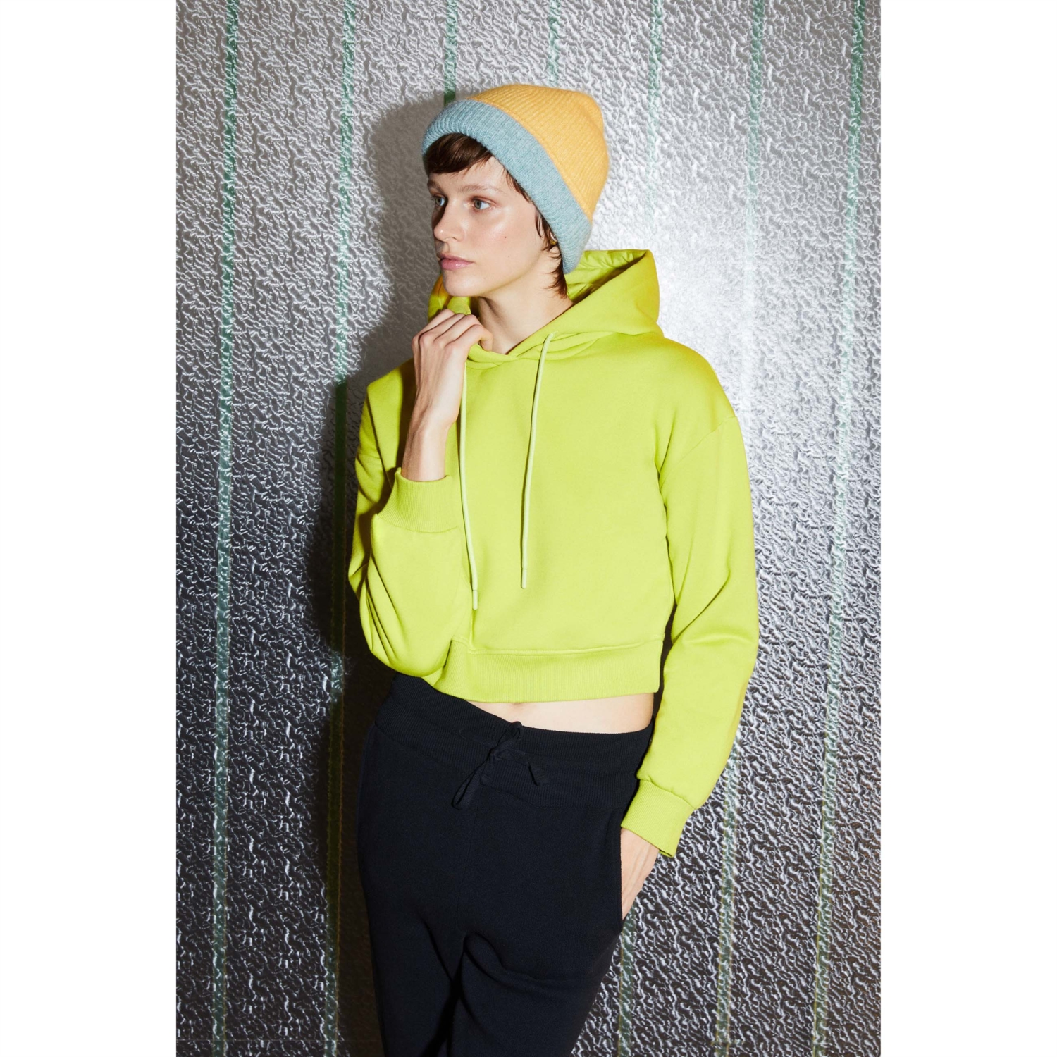 KAPÜŞONLU CROP SWEATSHIRT