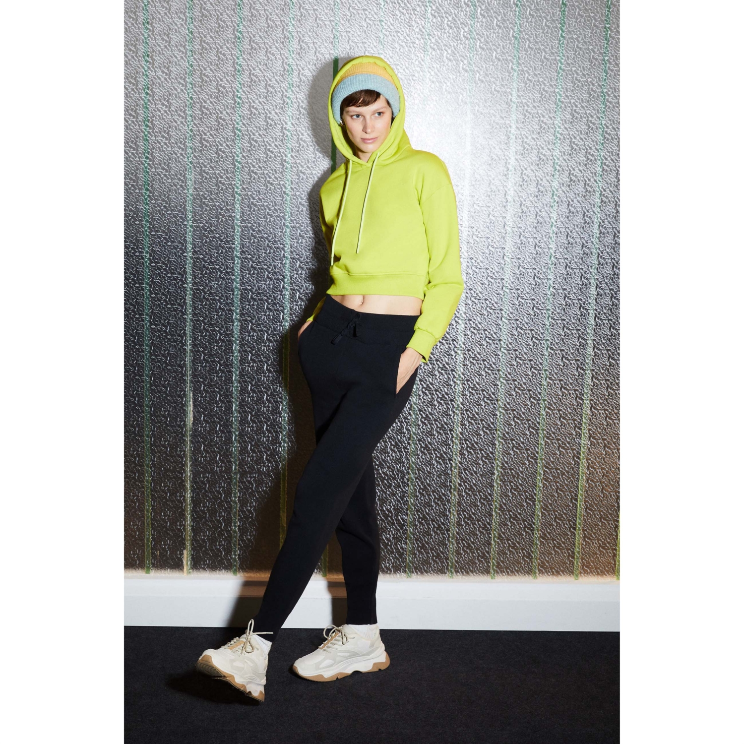 KAPÜŞONLU CROP SWEATSHIRT