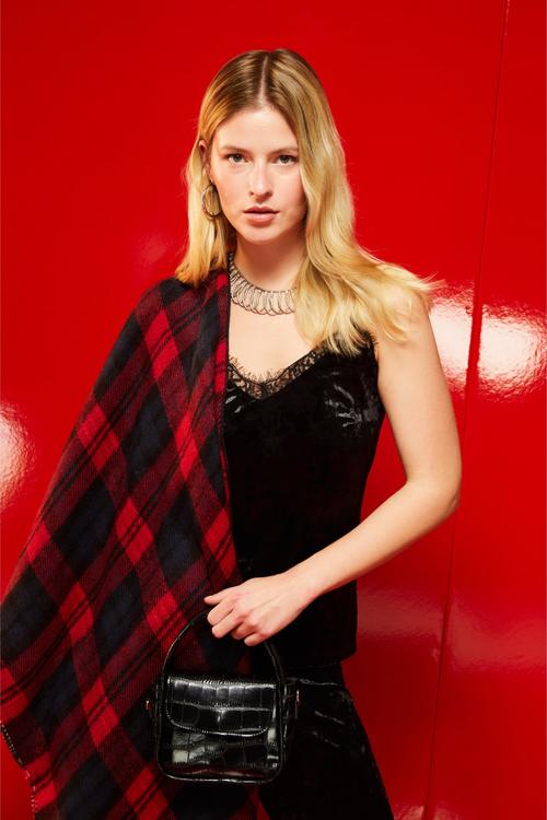  ASKILI DANTEL DETAYLI KADİFE BLUZ