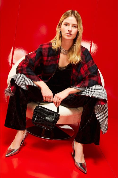  ASKILI DANTEL DETAYLI KADİFE BLUZ