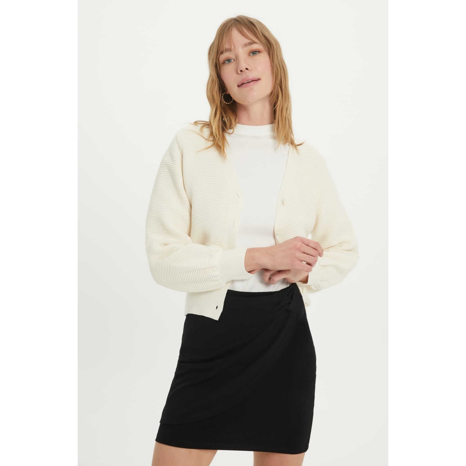 V YAKA DÜĞMELİ TRİKO HIRKA