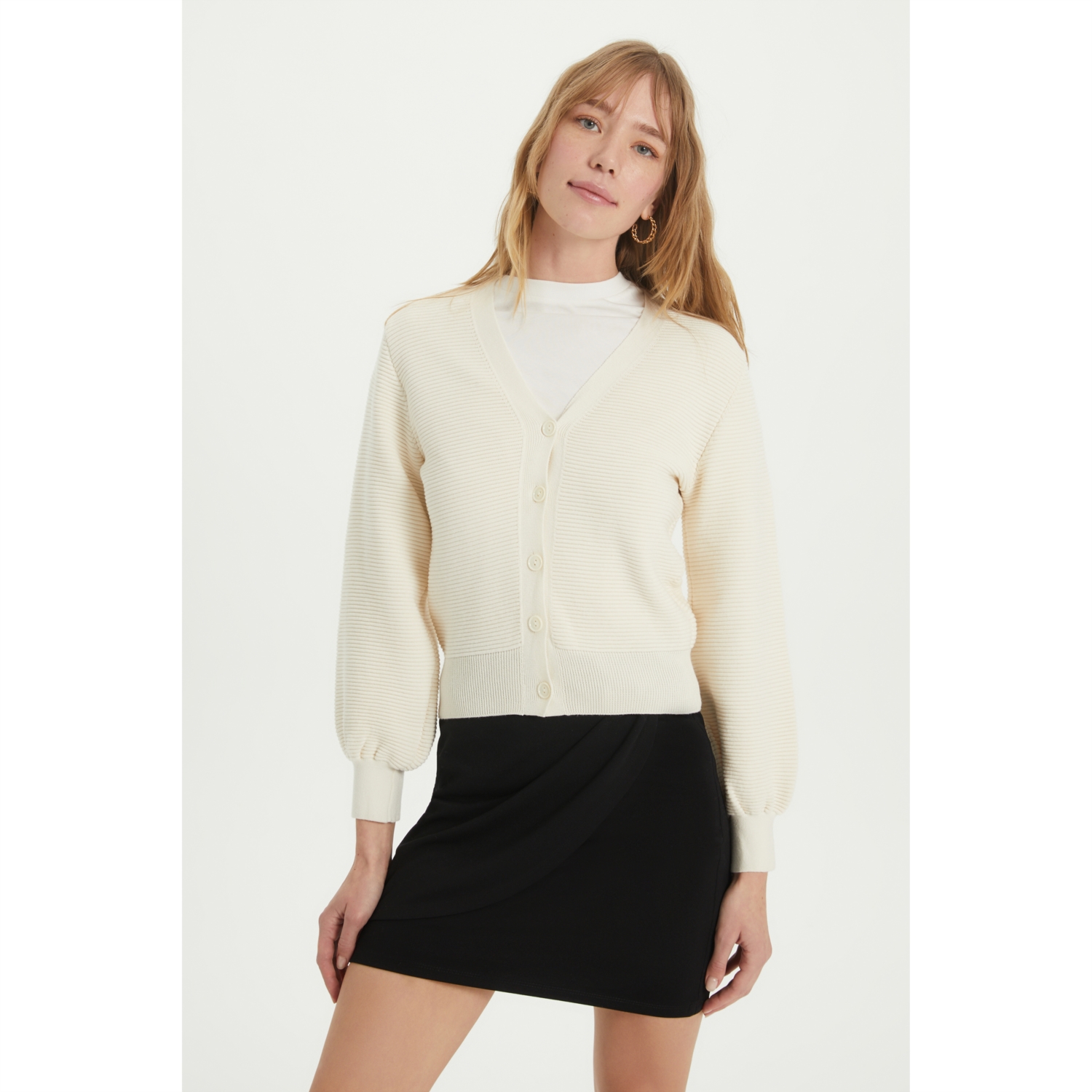 V YAKA DÜĞMELİ TRİKO HIRKA