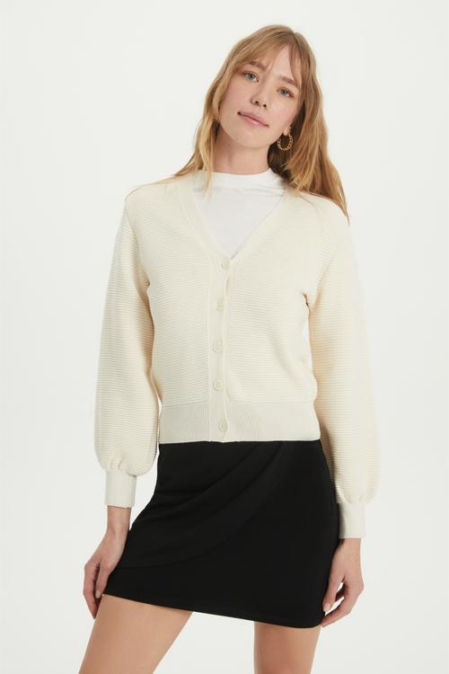  V YAKA DÜĞMELİ TRİKO HIRKA