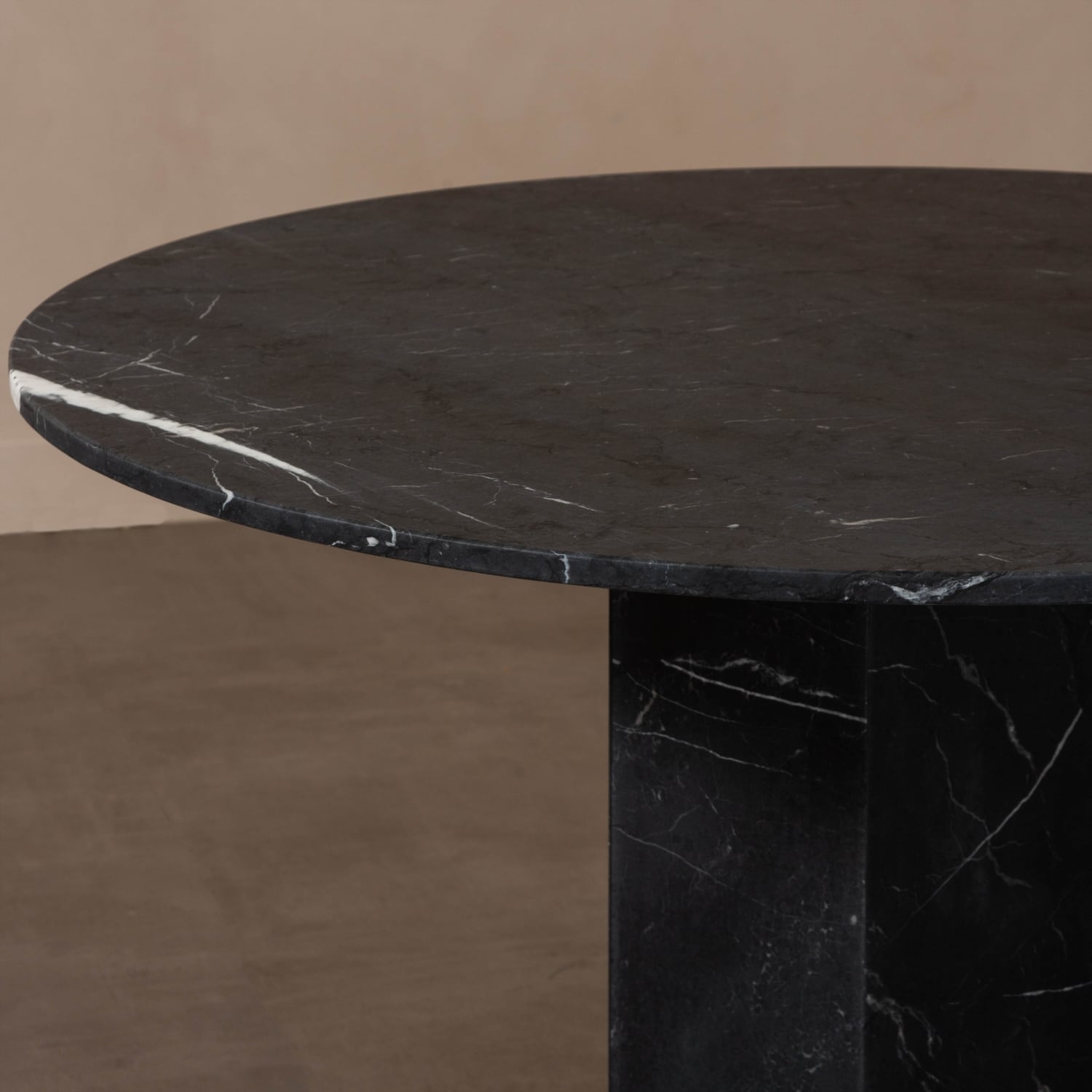 BLACK YUVARLAK MERMER MASA SİYAH