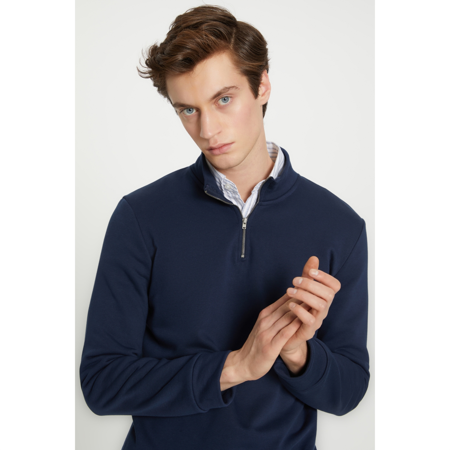 DİK YAKA FERMUARLI SWEATSHIRT