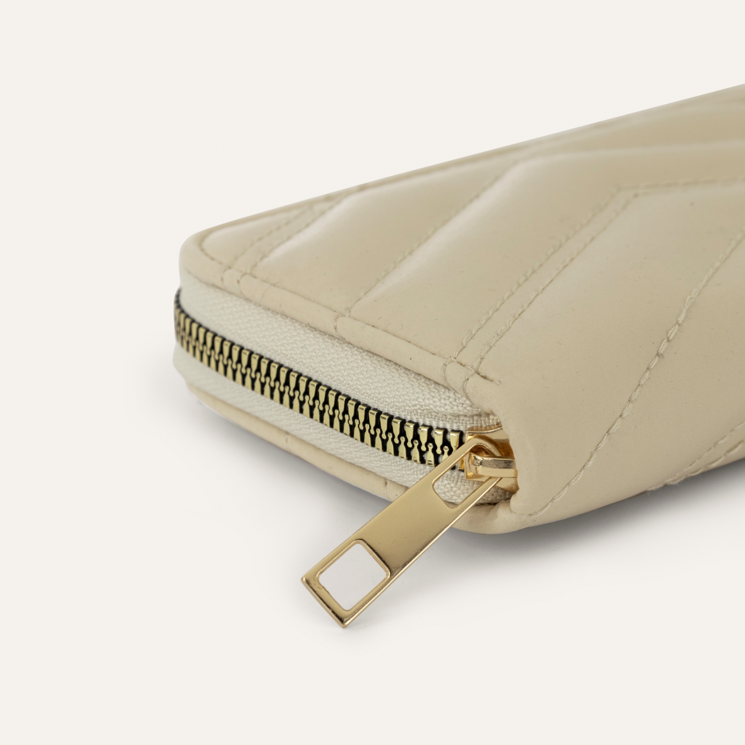 DERİ GÖRÜNÜMLÜ KAPİTONELİ CÜZDAN