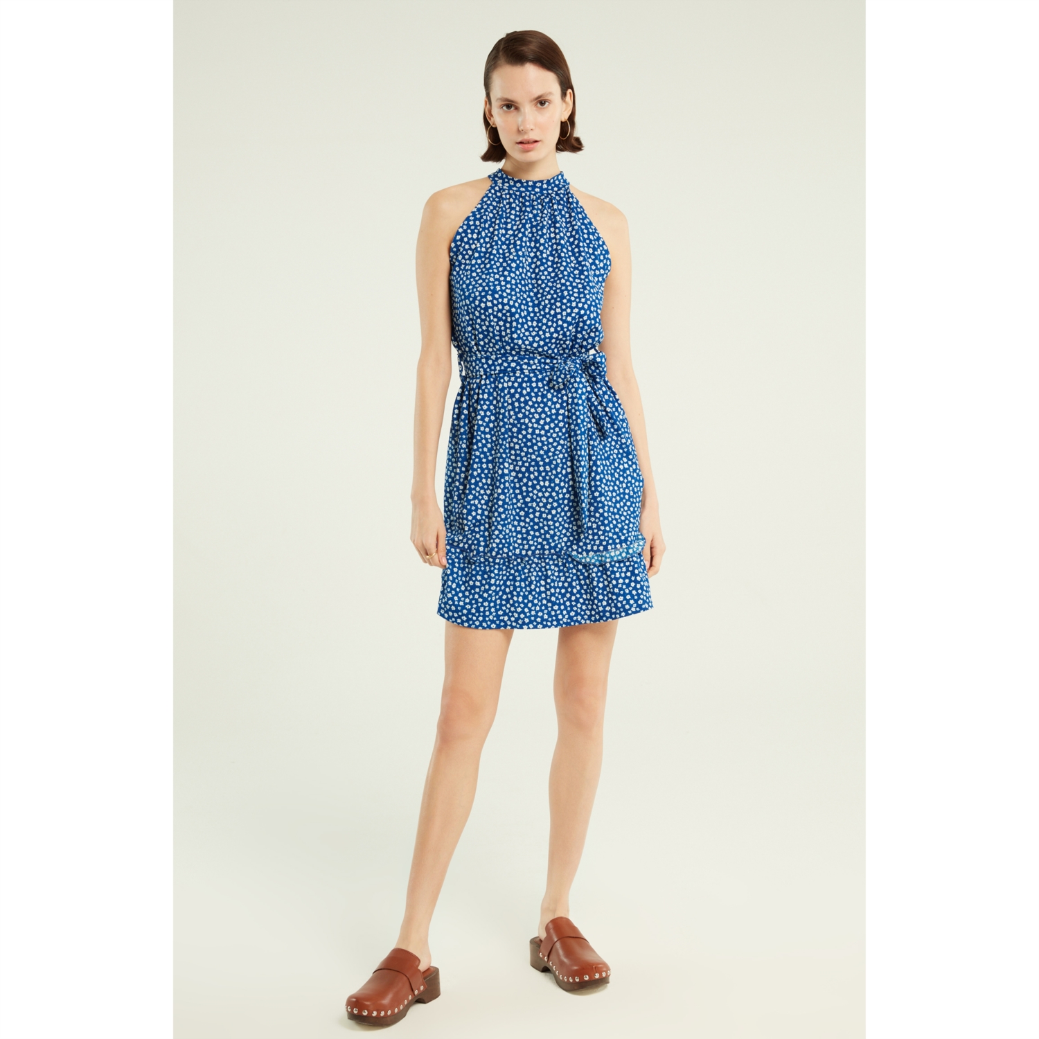 ÇİÇEK DESENLİ DİK YAKA KOLSUZ MİNİ KLOŞ ELBİSE