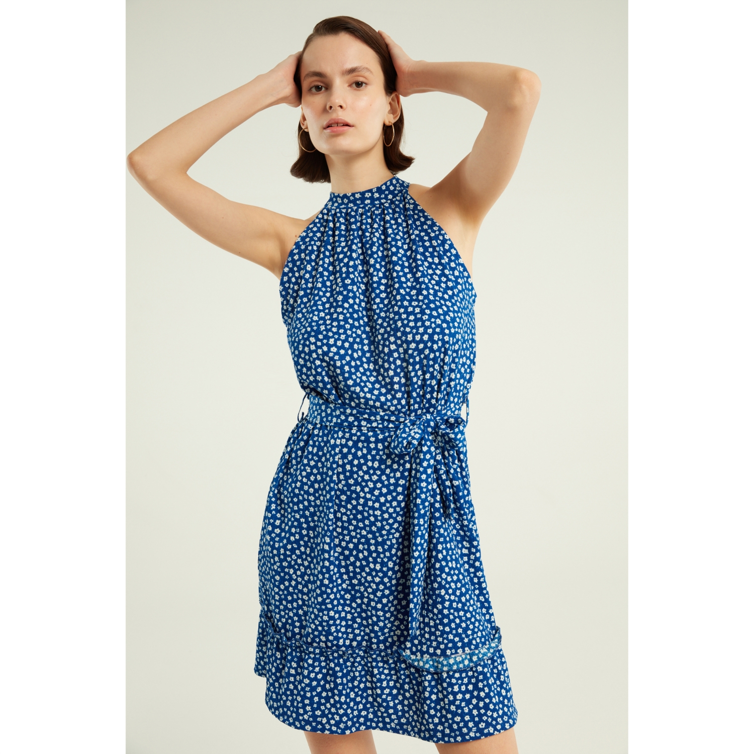 ÇİÇEK DESENLİ DİK YAKA KOLSUZ MİNİ KLOŞ ELBİSE