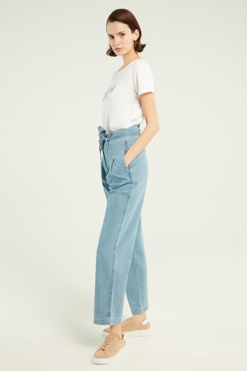  BELİ KUŞAKLI HAVUÇ KESİM JEAN PANTOLON