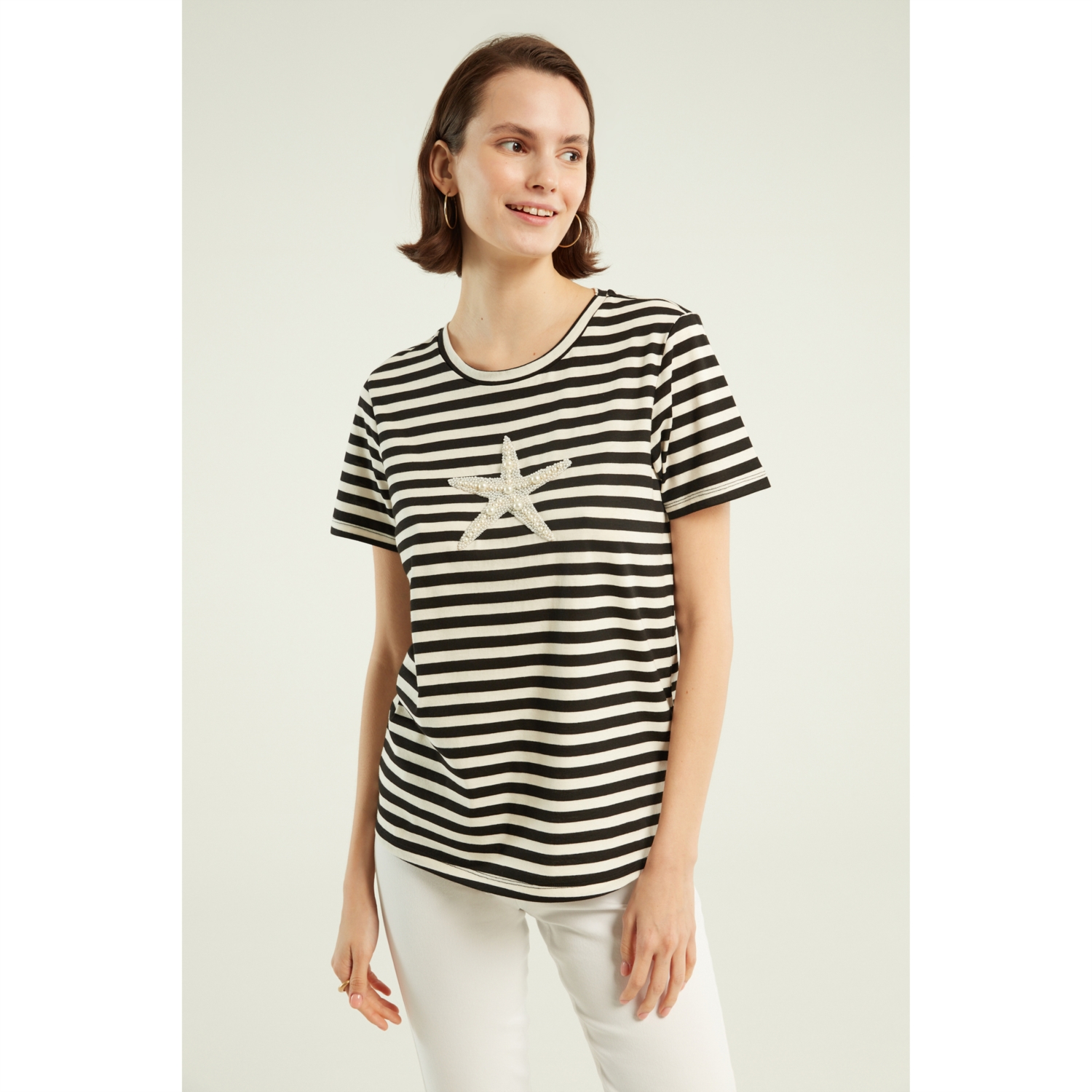 TAŞLI DENİZ YILDIZI DETAYLI KISA KOLLU T-SHIRT