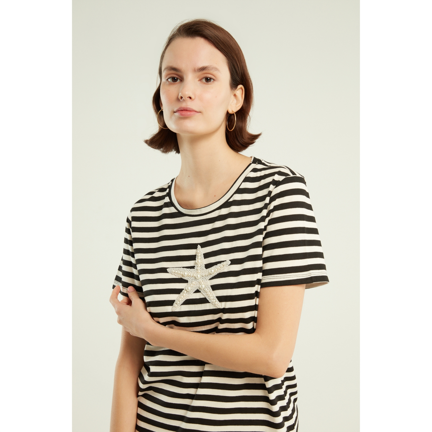 TAŞLI DENİZ YILDIZI DETAYLI KISA KOLLU T-SHIRT