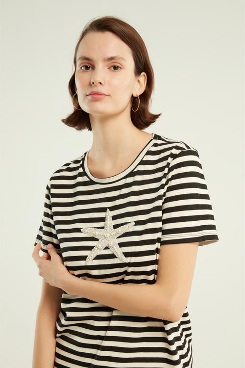  TAŞLI DENİZ YILDIZI DETAYLI KISA KOLLU T-SHIRT