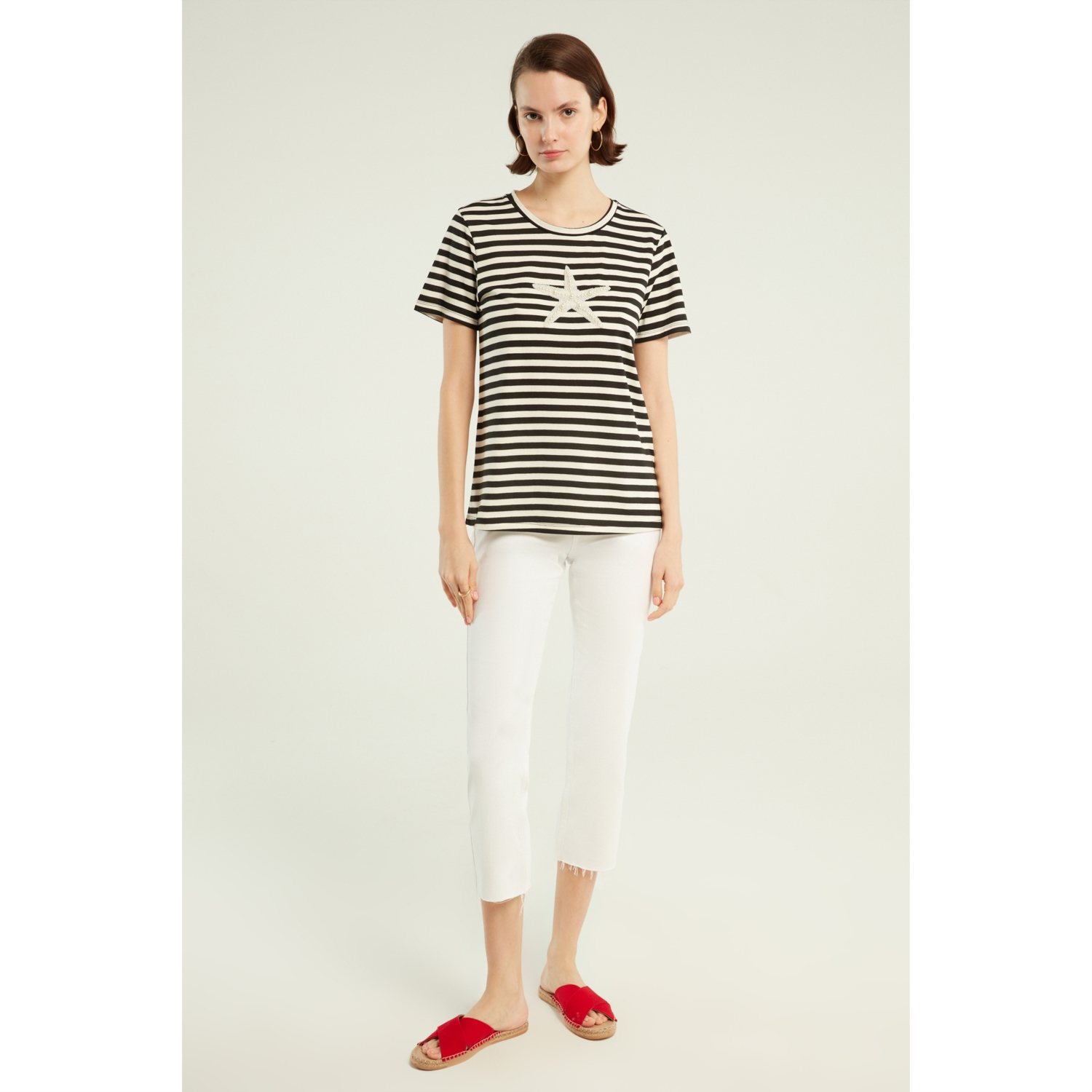 TAŞLI DENİZ YILDIZI DETAYLI KISA KOLLU T-SHIRT