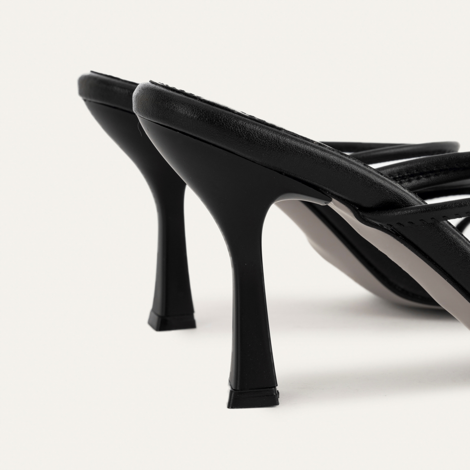 DERİ GÖRÜNÜMLÜ İNCE TOPUKLU TERLİK