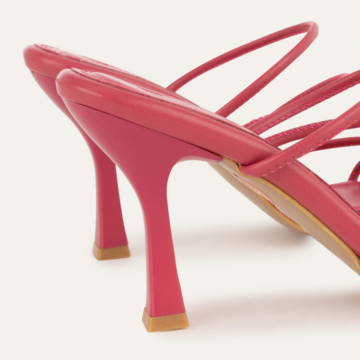 DERİ GÖRÜNÜMLÜ İNCE TOPUKLU TERLİK