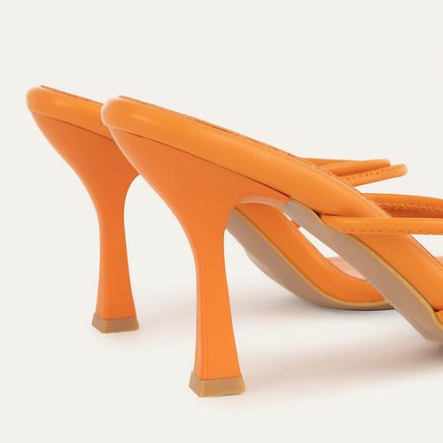  DERİ GÖRÜNÜMLÜ İNCE TOPUKLU TERLİK